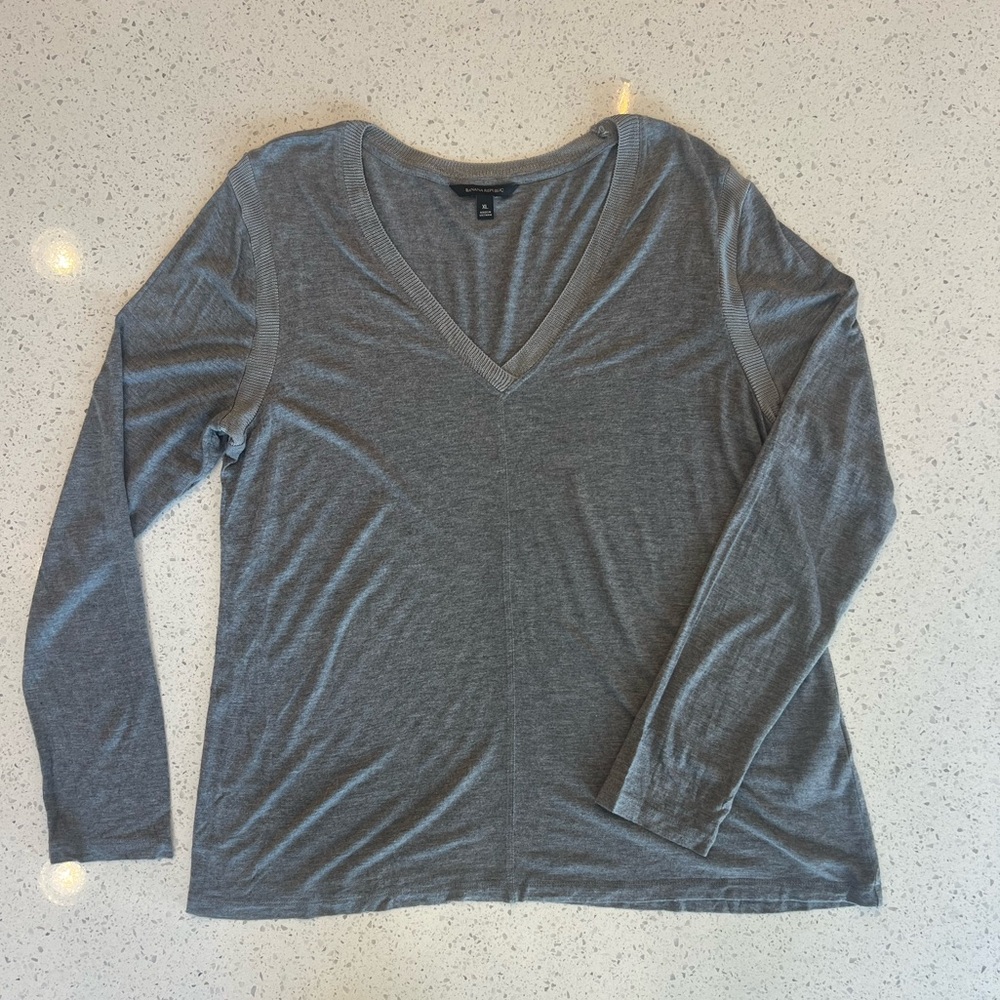 Banana Republic Lightweight Grey V-Neck Sweater - XL